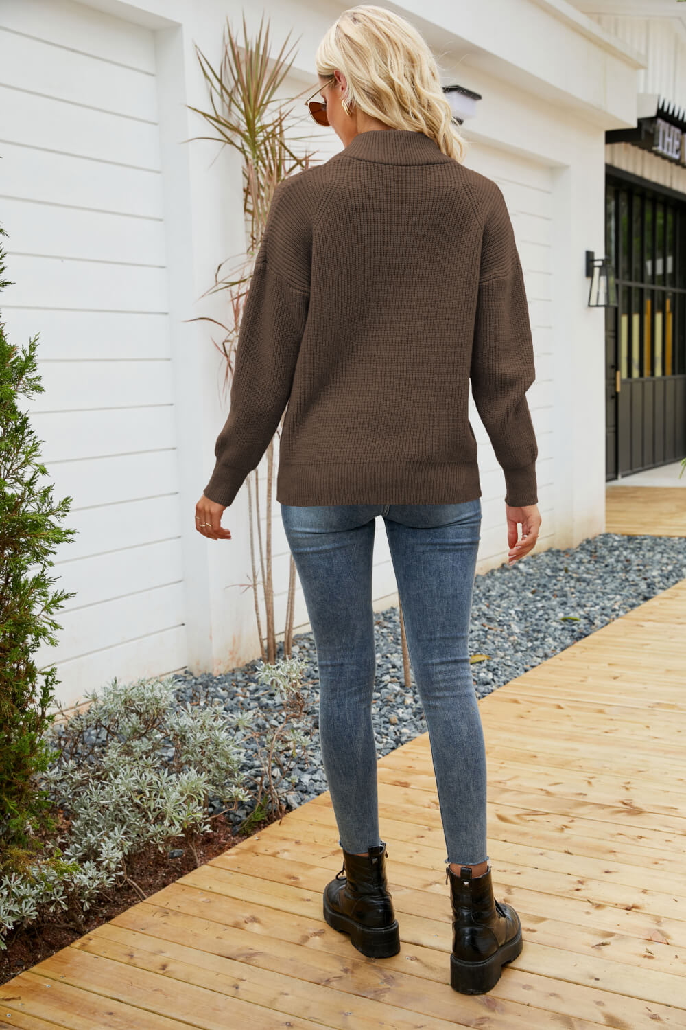 Rippstrickpullover mit Viertelreißverschluss und Kragen