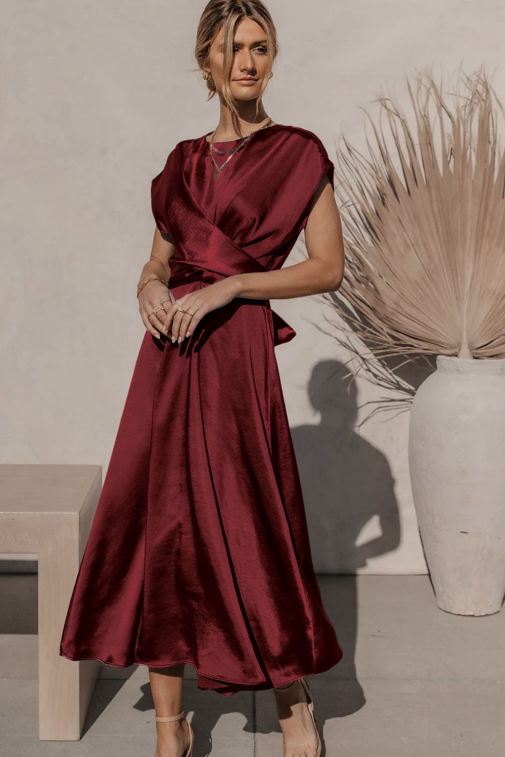 Robe mi-longue en satin à manches courtes et lien au dos
