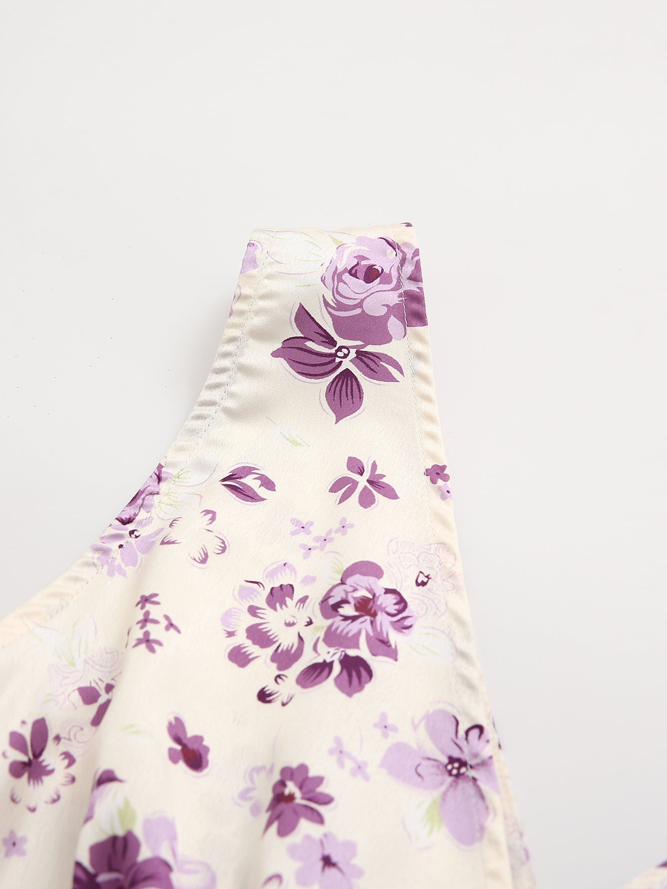 Robe courte sans manches à imprimé col en V et taille ajustée