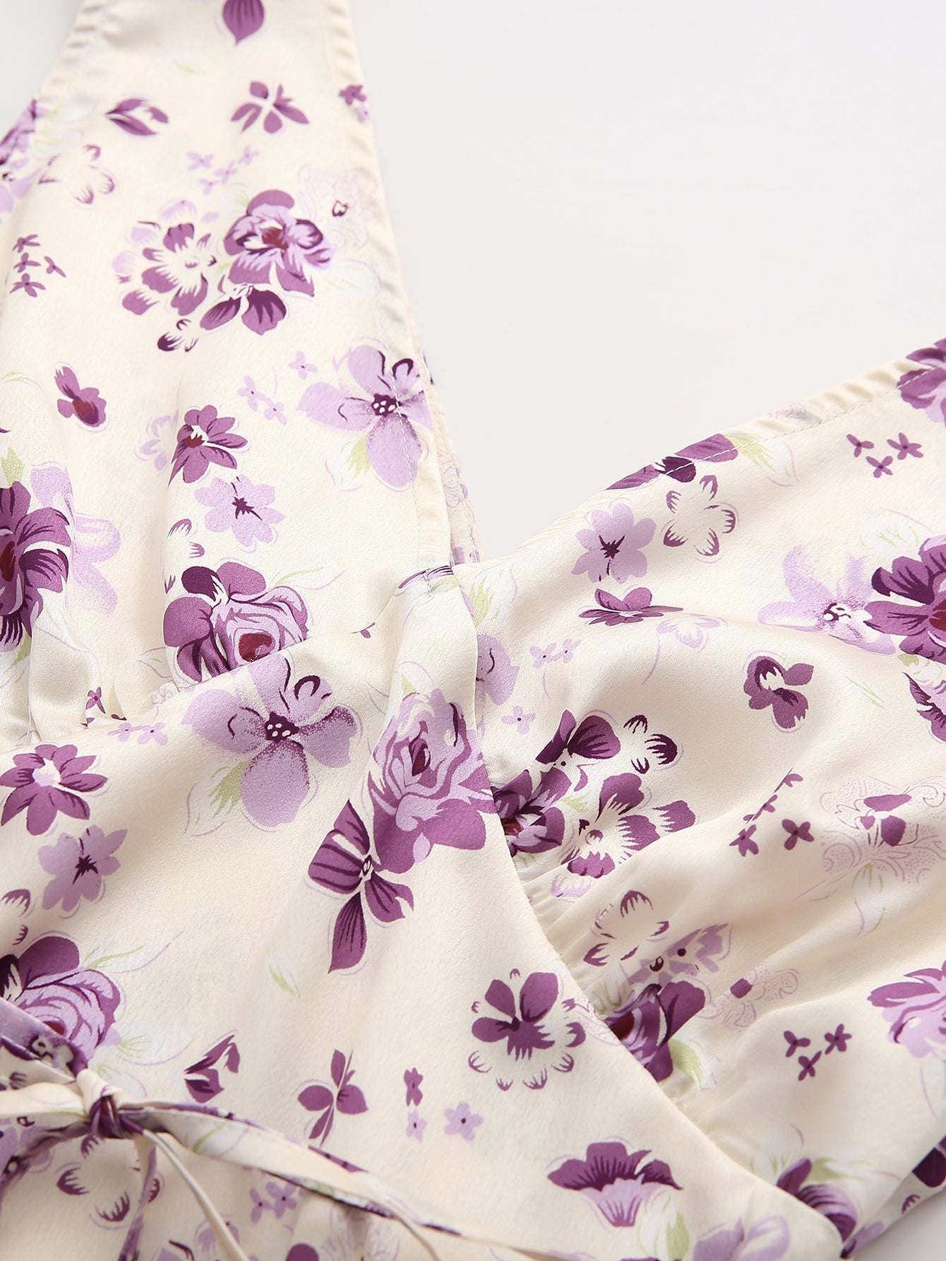 Robe courte sans manches à imprimé col en V et taille ajustée