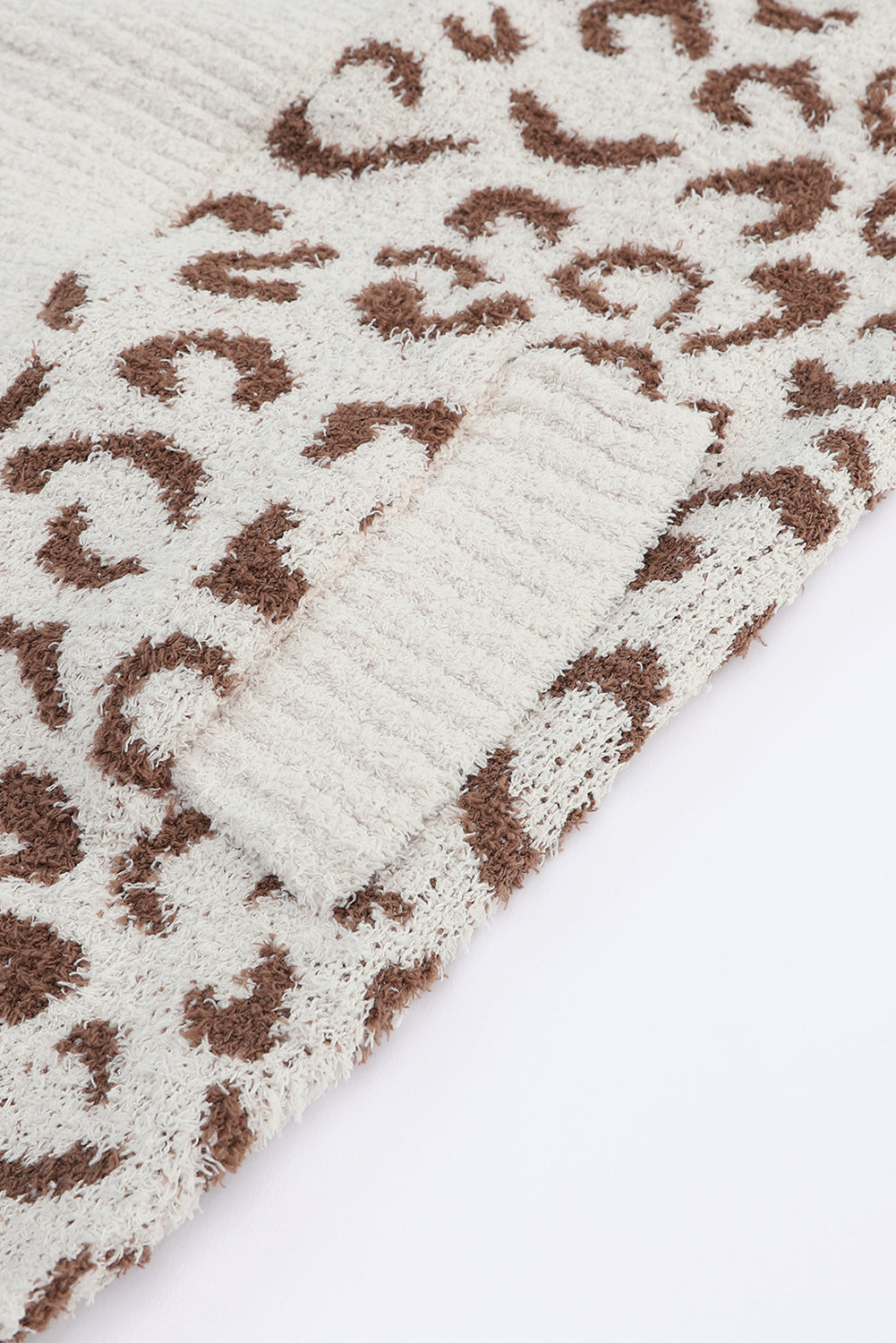 Khakifarbene Strickjacke mit flauschigem Leopardenmuster, geripptem Saum, Taschen und Reverskragen