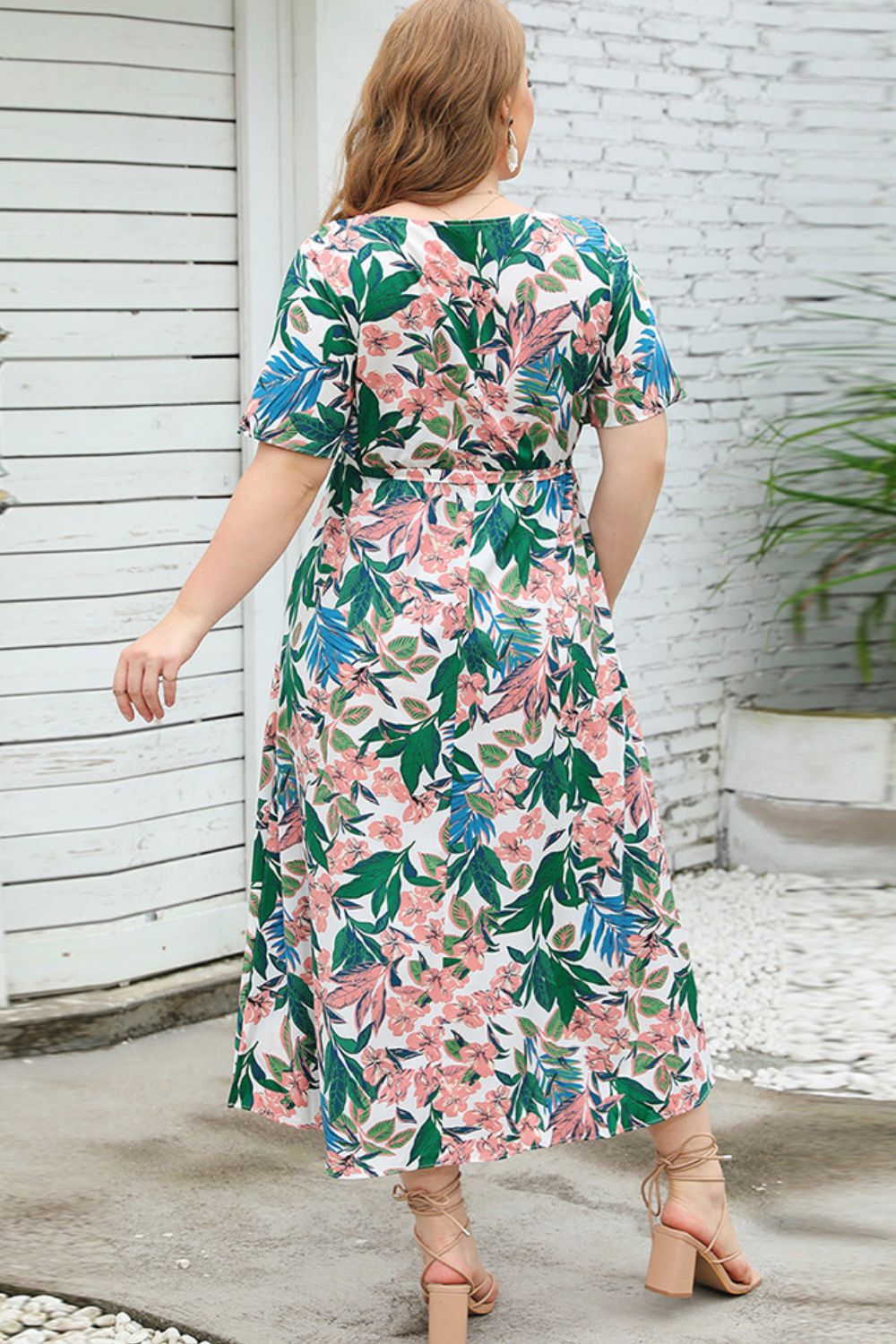 Robe fleurie grande taille à manches courtes et col rond
