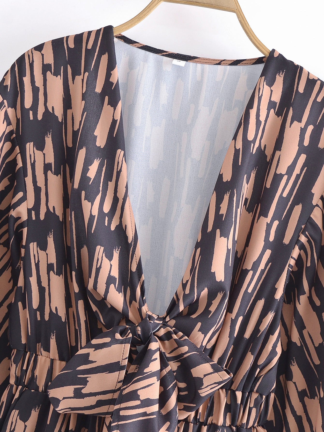 Robe courte à col en V et manches cloche nouées
