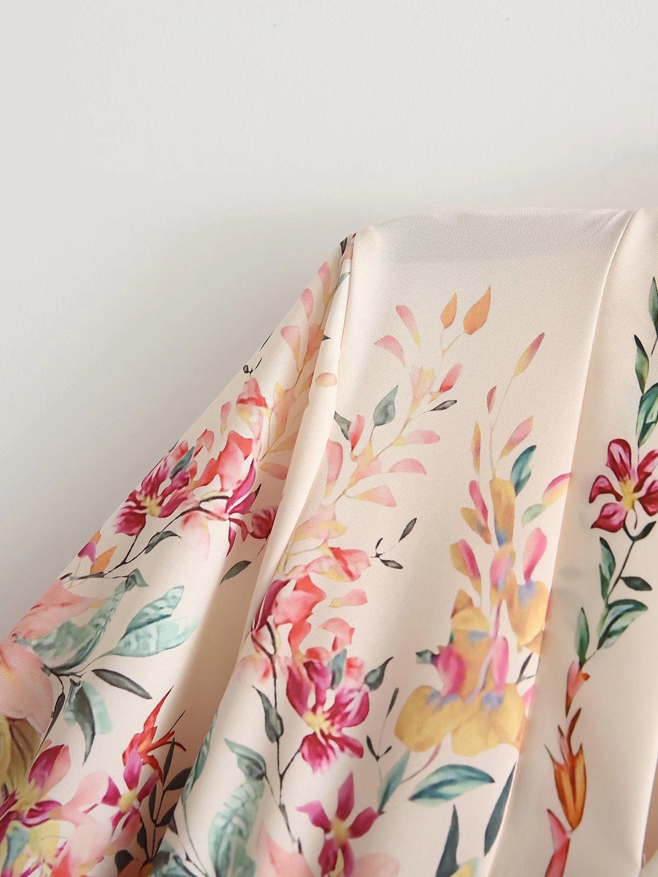 Wind Langarm Positionierendes Blumenkleid