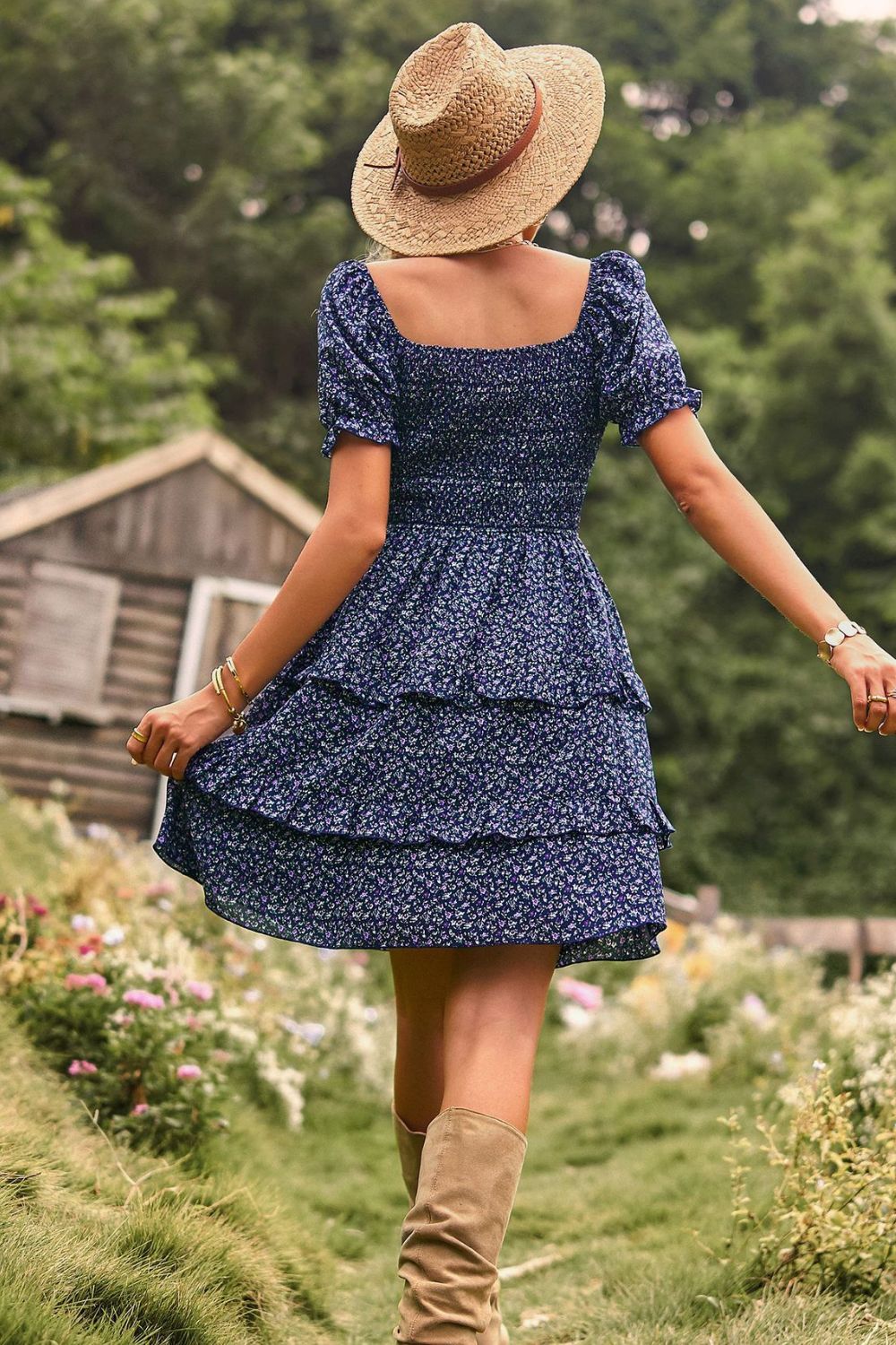 Mini-robe froncée à col en cœur et manches volantées