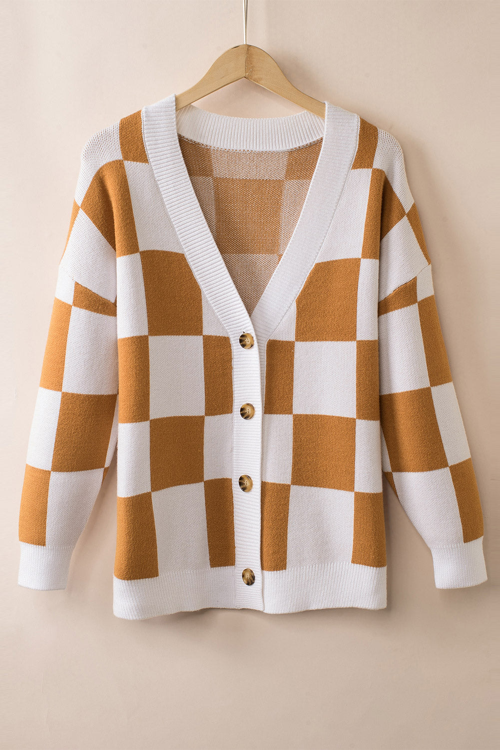 Braune Strickjacke mit Farbblock-Muster und geripptem Strick und Knopfleiste