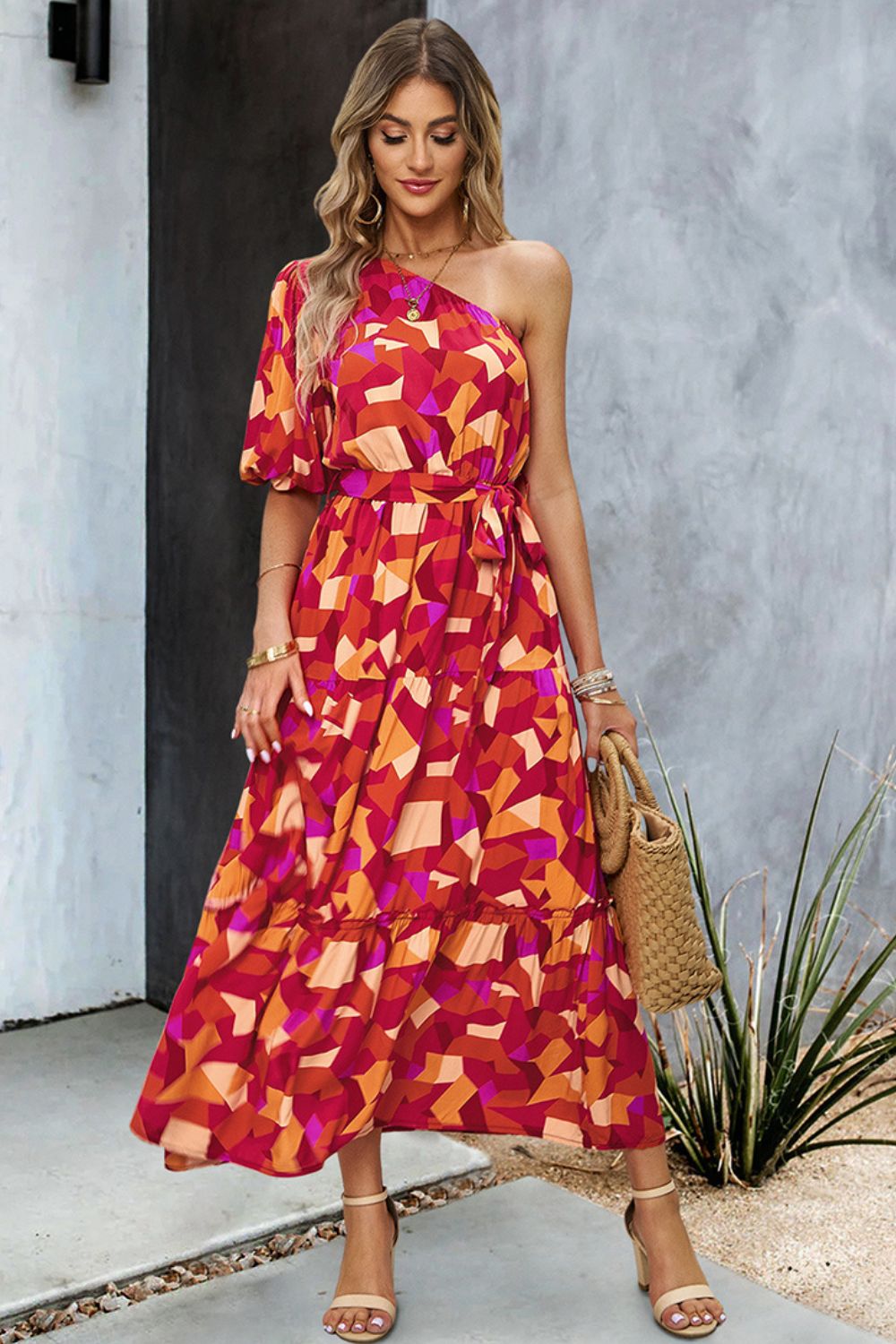 Robe longue imprimée asymétrique avec ceinture nouée
