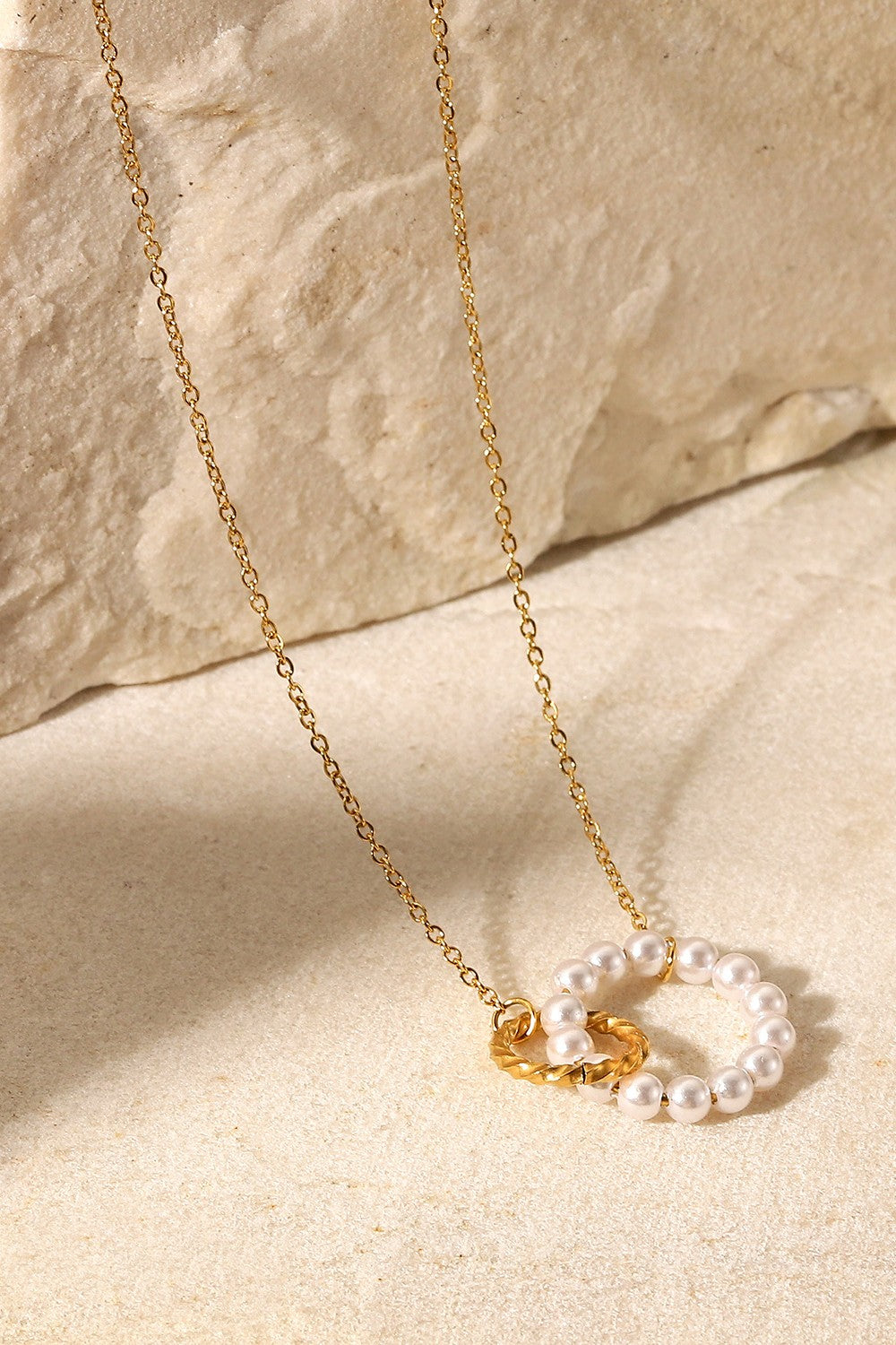 Collier avec pendentif en forme de créole en perles