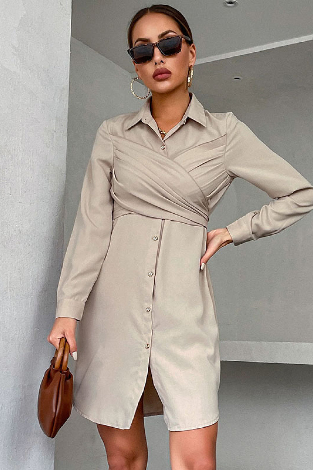 Robe chemise croisée à ourlet incurvé et lien dans le dos