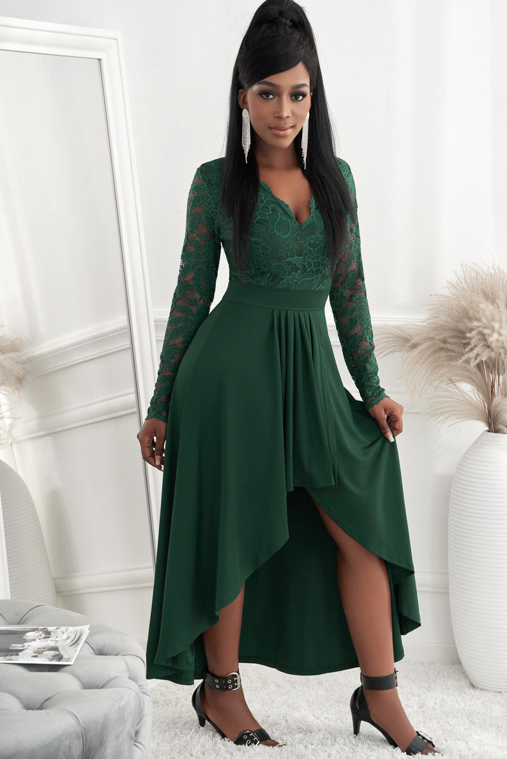 Robe en dentelle à col en V asymétrique