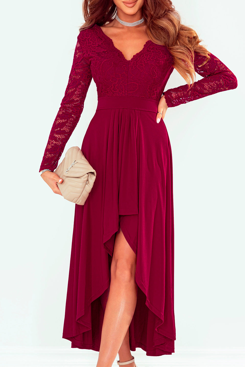 Robe en dentelle à col en V asymétrique