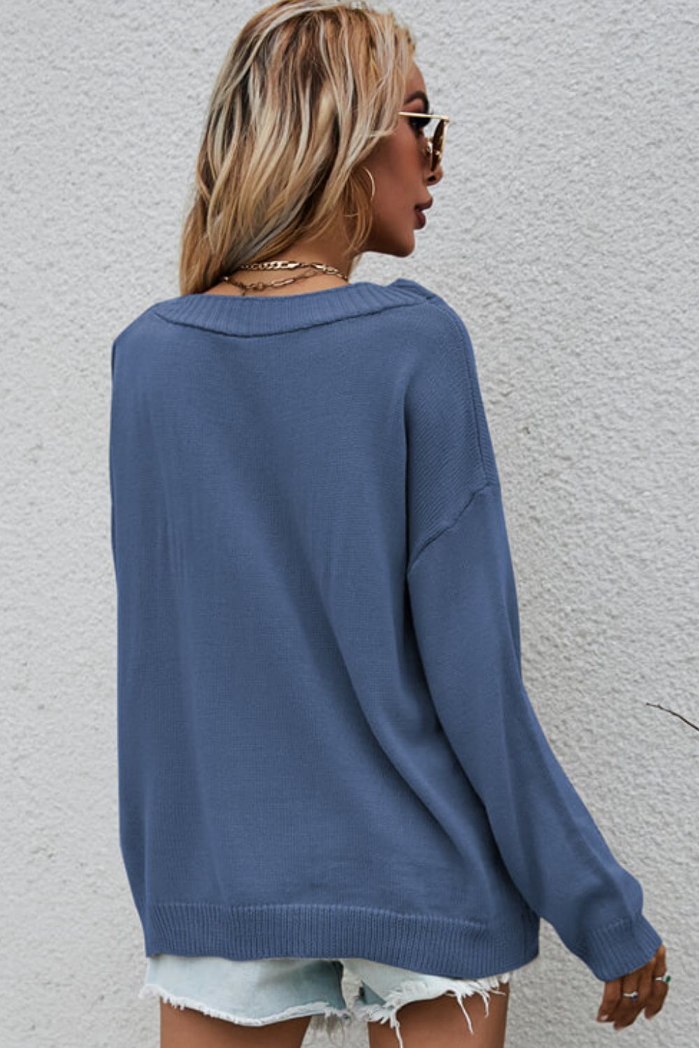 Pullover mit U-Boot-Ausschnitt und Knopfdetail