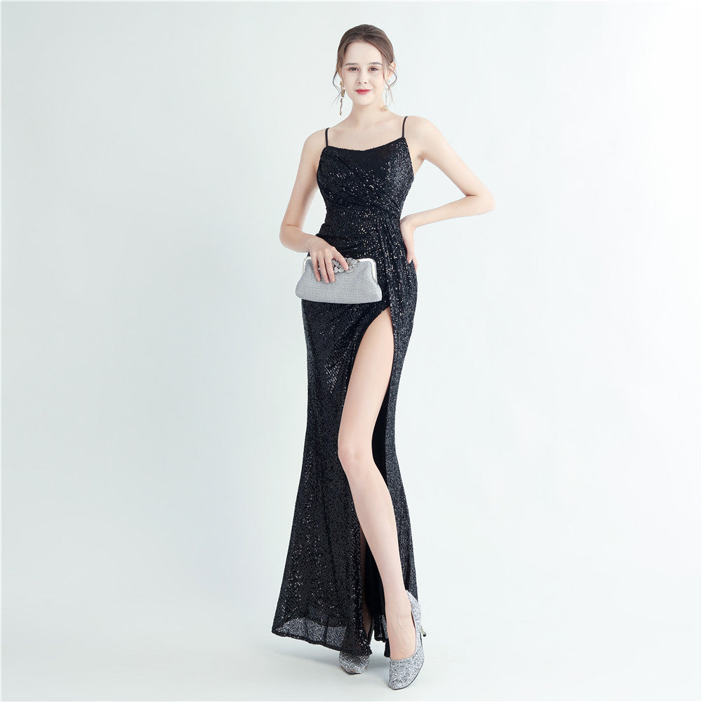 Langes Abendkleid mit hochdichtem Pailletten-Plissee, seitlichem Schlitz und Riemen