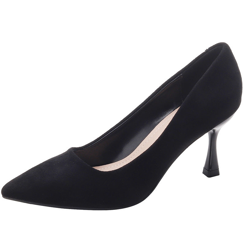 Schwarze Damen-Pumps mit dünner, spitzer Zehenpartie und flachem Mund