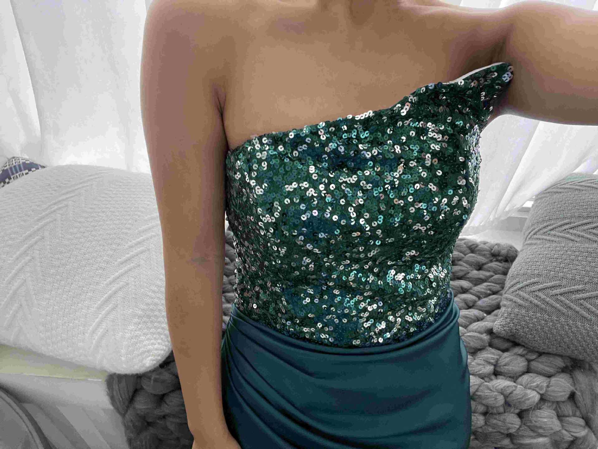 Grünes, Paillettenbesetztes, langärmliges, einteiliges, mittellanges Abendkleid im Feenstil