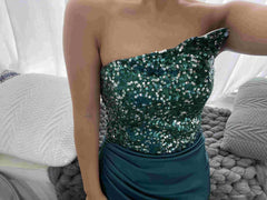 Grünes, Paillettenbesetztes, langärmliges, einteiliges, mittellanges Abendkleid im Feenstil