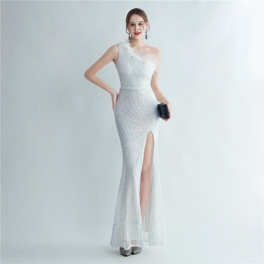 High-End-Abendkleid aus Straußenhaar mit hoher Dichte und floralem, schrägem Schulterkragen