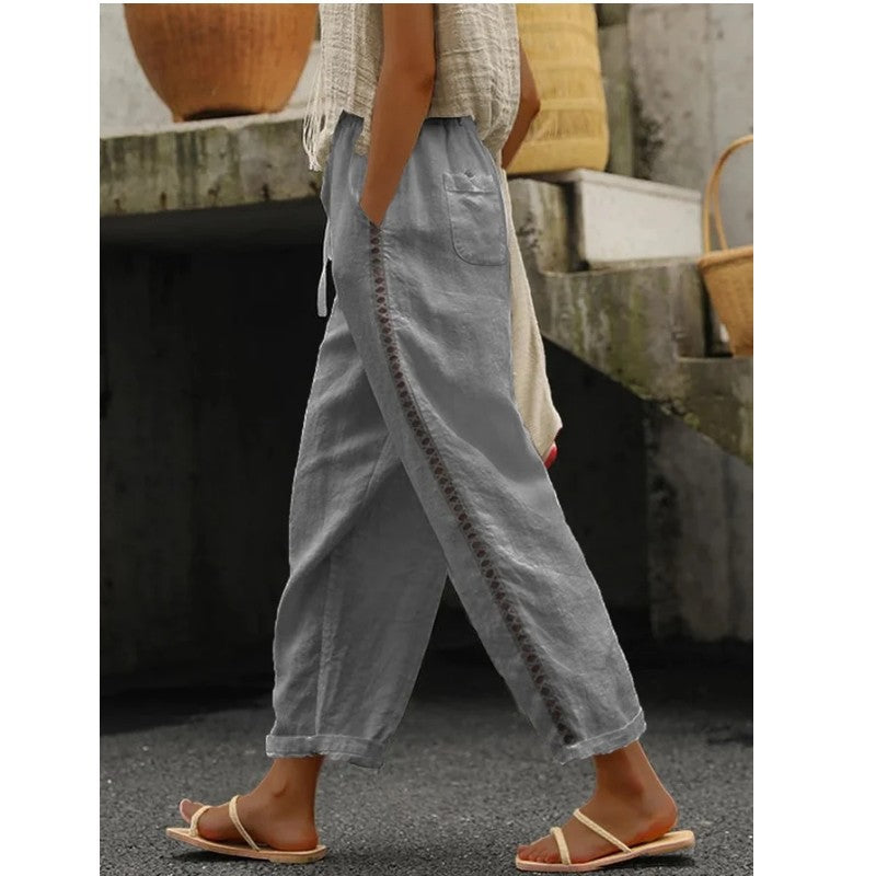 Lässige, kurze Hose mit Spitzenausschnitten und Nähten