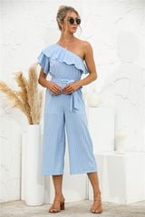 Jumpsuit mit schrägen Schultern, Rüschen und Streifen