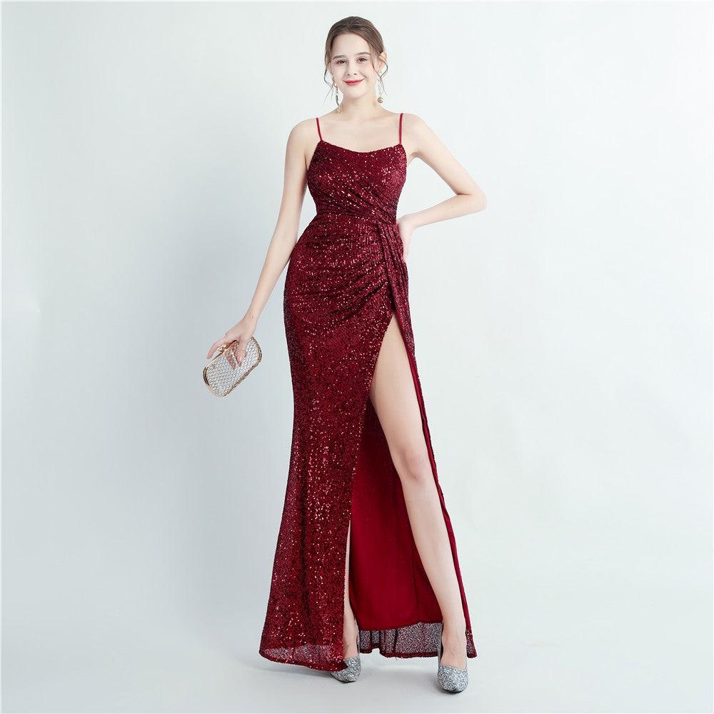 Langes Abendkleid mit hochdichtem Pailletten-Plissee, seitlichem Schlitz und Riemen