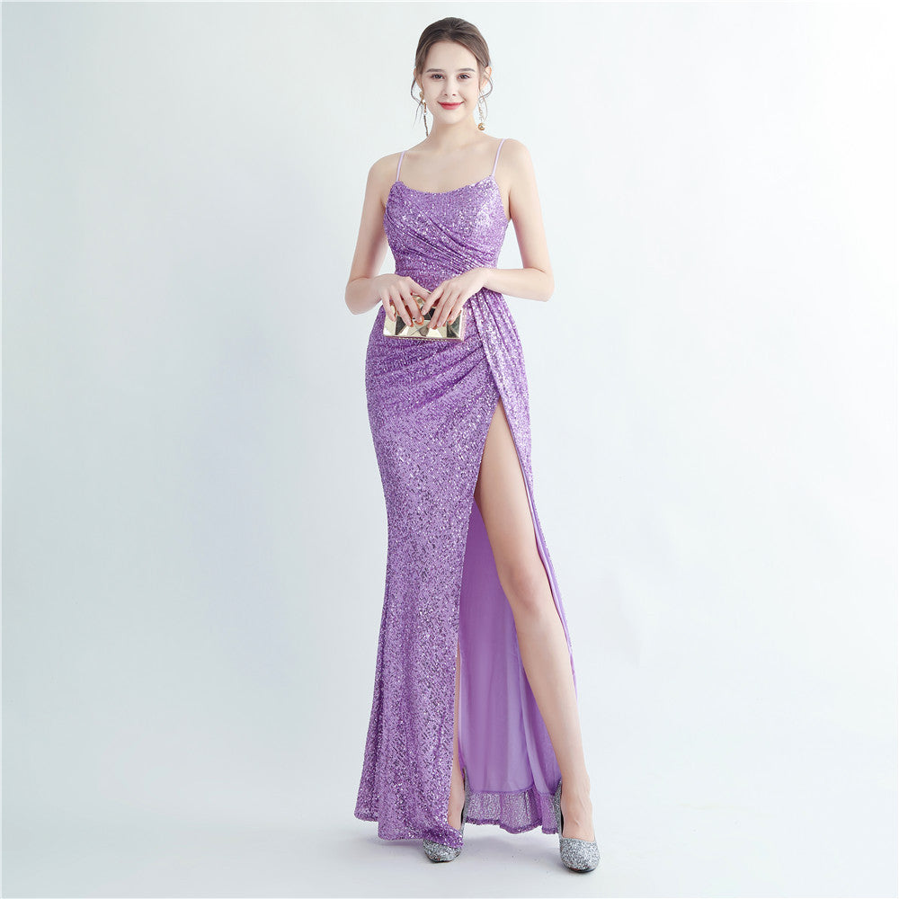 Langes Abendkleid mit hochdichtem Pailletten-Plissee, seitlichem Schlitz und Riemen