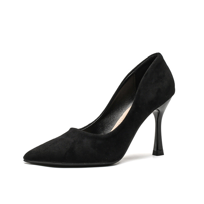 Schwarze Damen-Pumps mit dünner, spitzer Zehenpartie und flachem Mund
