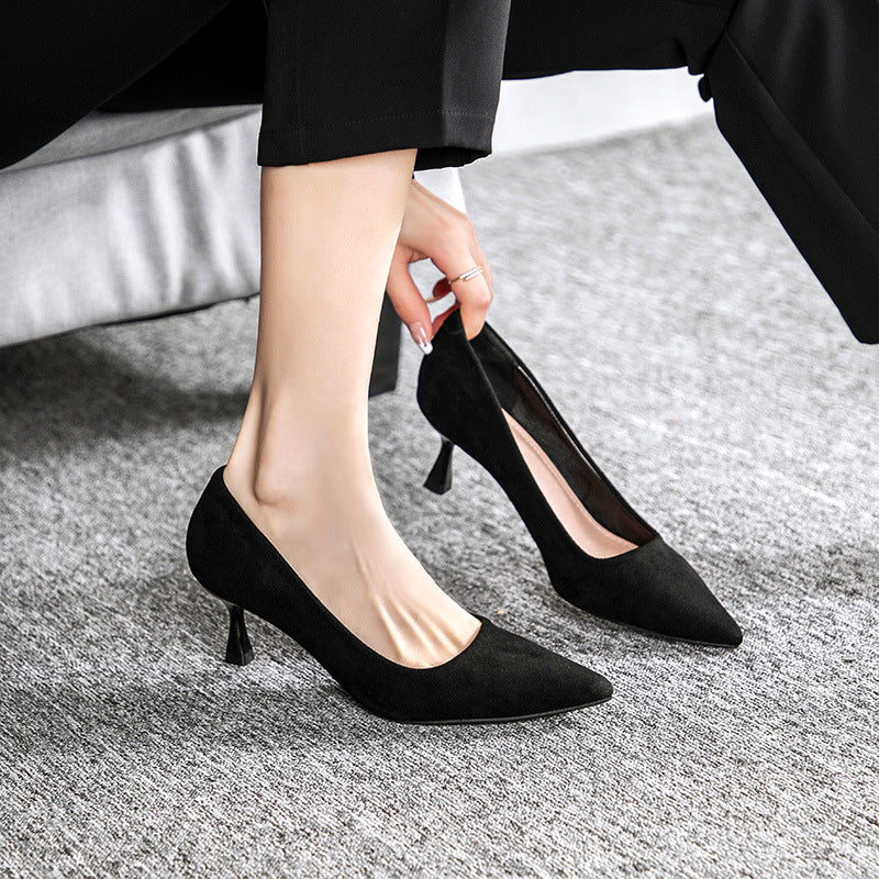 Schwarze Damen-Pumps mit dünner, spitzer Zehenpartie und flachem Mund