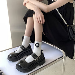 Petites chaussures à plateforme britanniques à enfiler avec jupe en cuir pour femmes