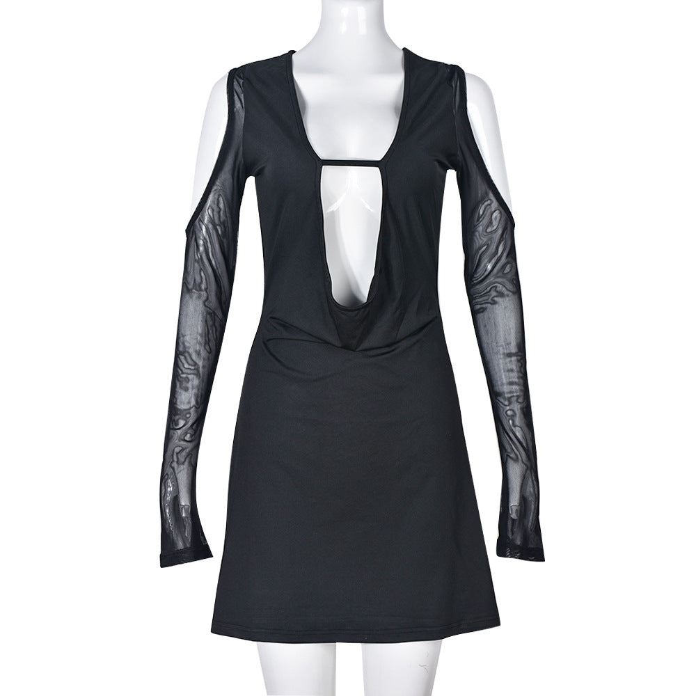Kleid mit V-Ausschnitt, aushöhlendem Ausschnitt, Netzärmeln