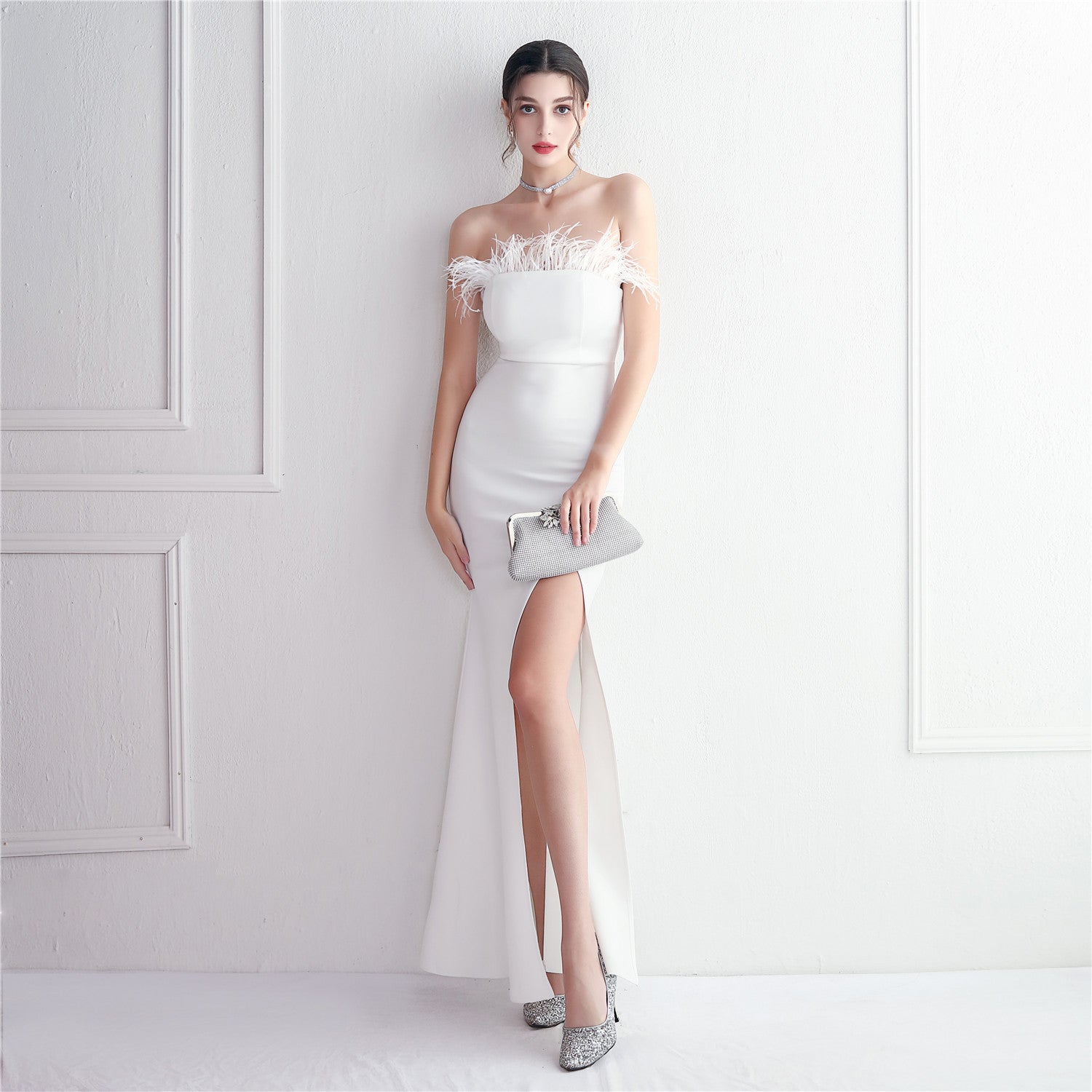 Robe de mariée longue à col haut et plumes pour dîner d'appréciation