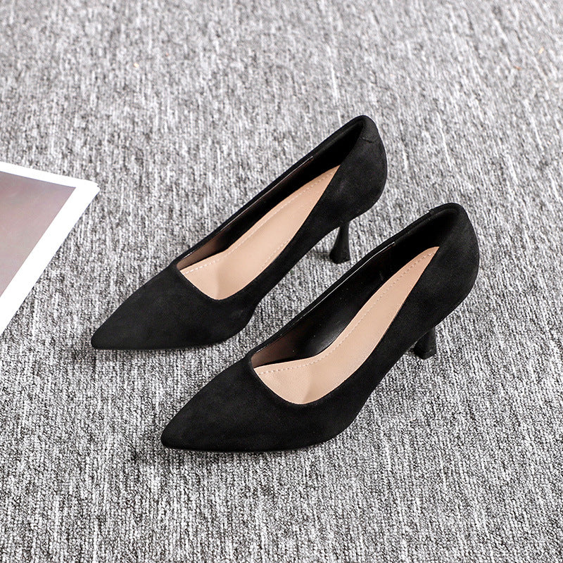 Schwarze Damen-Pumps mit dünner, spitzer Zehenpartie und flachem Mund