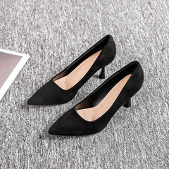 Schwarze Damen-Pumps mit dünner, spitzer Zehenpartie und flachem Mund