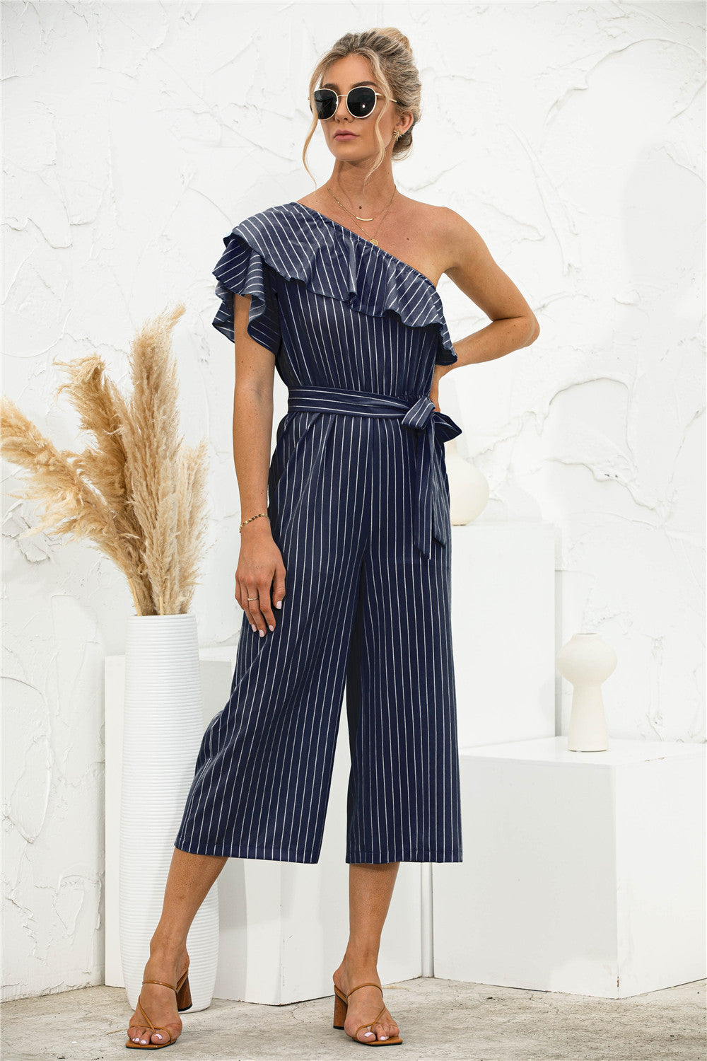 Jumpsuit mit schrägen Schultern, Rüschen und Streifen