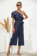Jumpsuit mit schrägen Schultern, Rüschen und Streifen