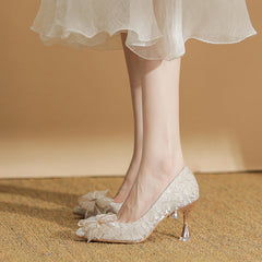 Deux chaussures de mariée pour femmes, pieds non fatigués