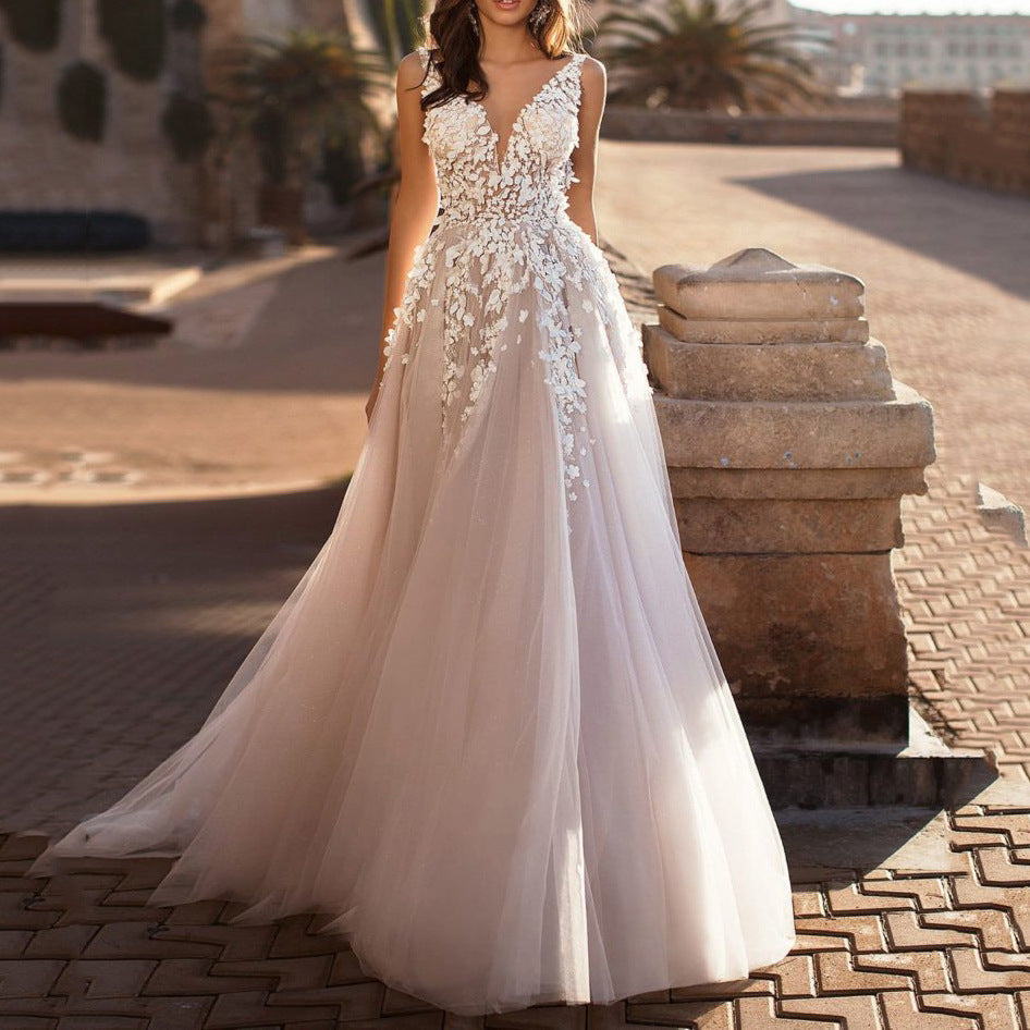 Robe de mariée brodée en dentelle sans manches et décolleté plongeant en V