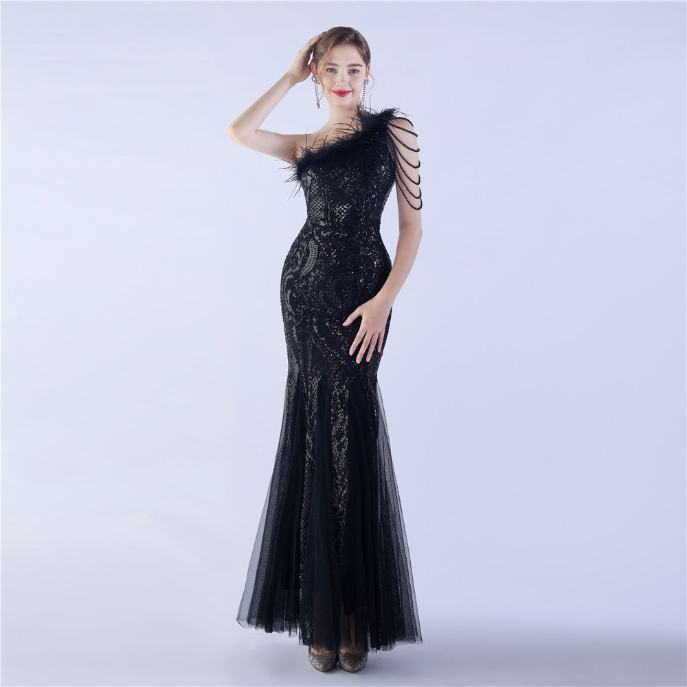 Hochwertiges Abendkleid mit Perlen und Straußenfedern und Pailletten