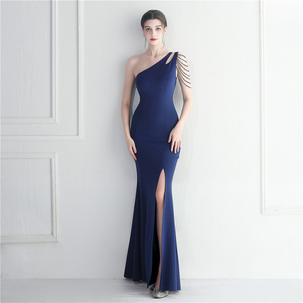 Craft Perlenbesetztes Maxikleid mit einem Schulterträger und diagonalem Kragen und Schlitz, Performance-Abendkleid