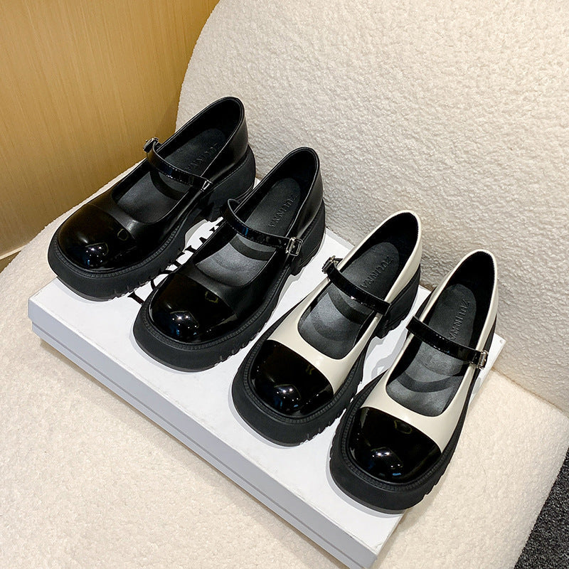 Style universitaire noir et blanc assorti pour femme