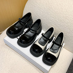 Style universitaire noir et blanc assorti pour femme