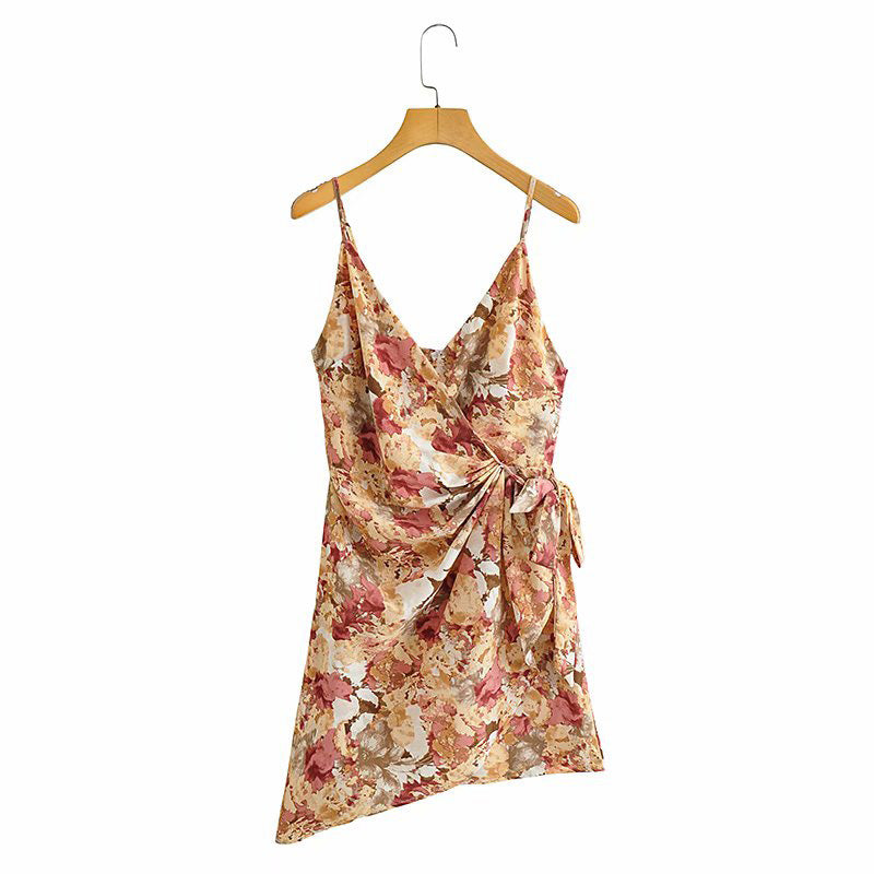 Französisches Unterkleid mit V-Ausschnitt, schmalem Seitenknoten und Aufdruck