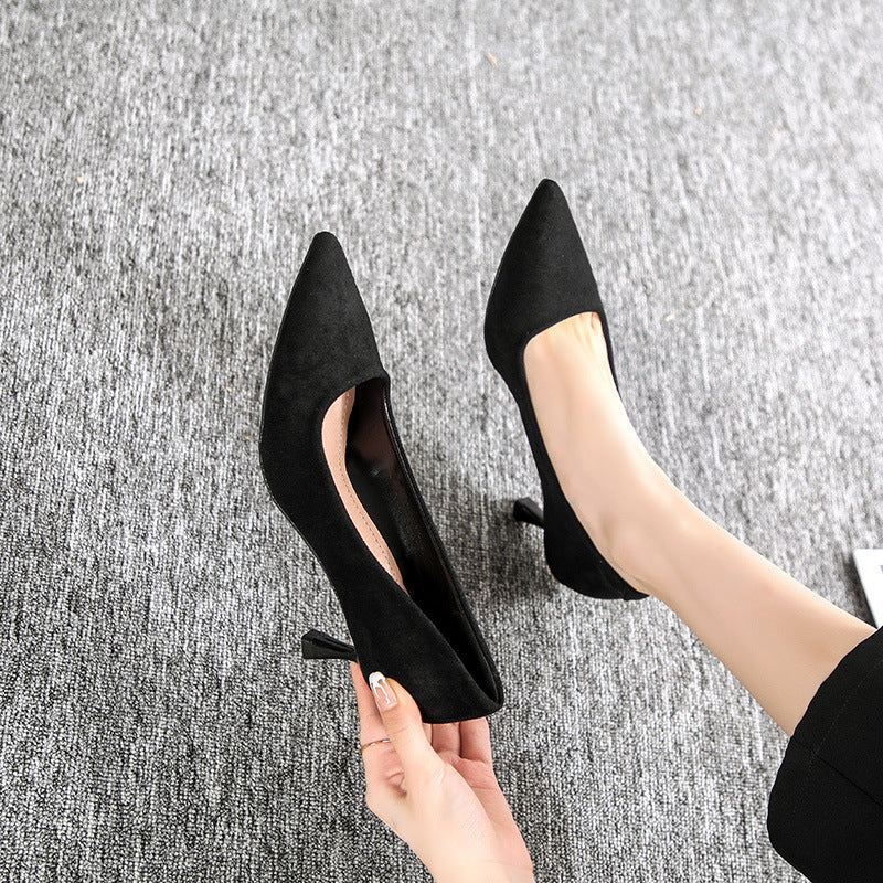 Schwarze Damen-Pumps mit dünner, spitzer Zehenpartie und flachem Mund