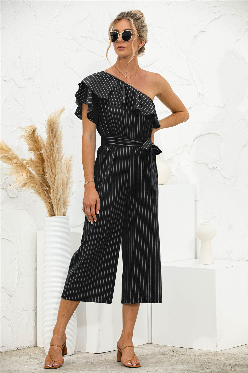 Jumpsuit mit schrägen Schultern, Rüschen und Streifen