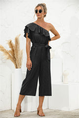 Jumpsuit mit schrägen Schultern, Rüschen und Streifen