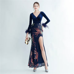Robe de soirée à manches longues en velours à paillettes et plumes d'autruche
