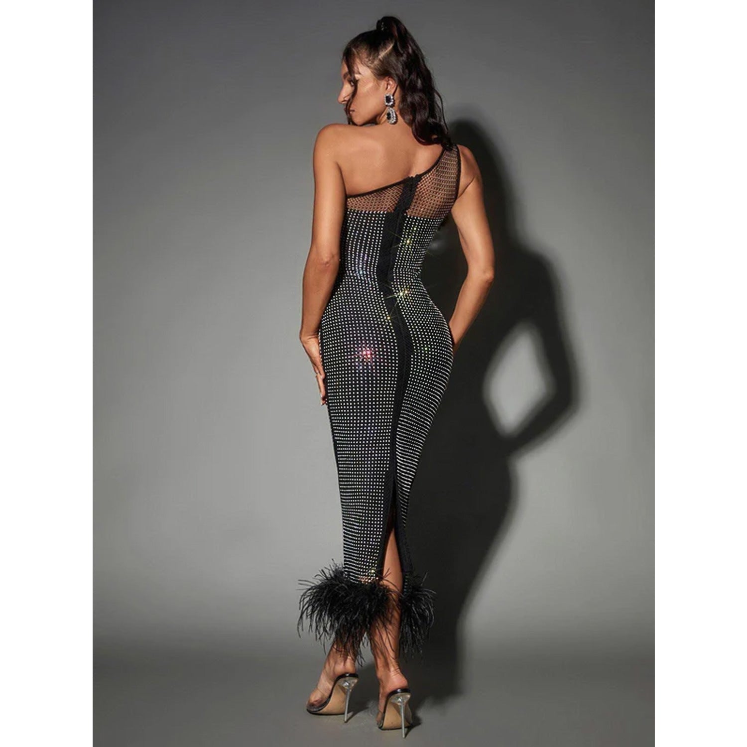 Robe une pièce à bretelles simples en maille et strass avec plumes