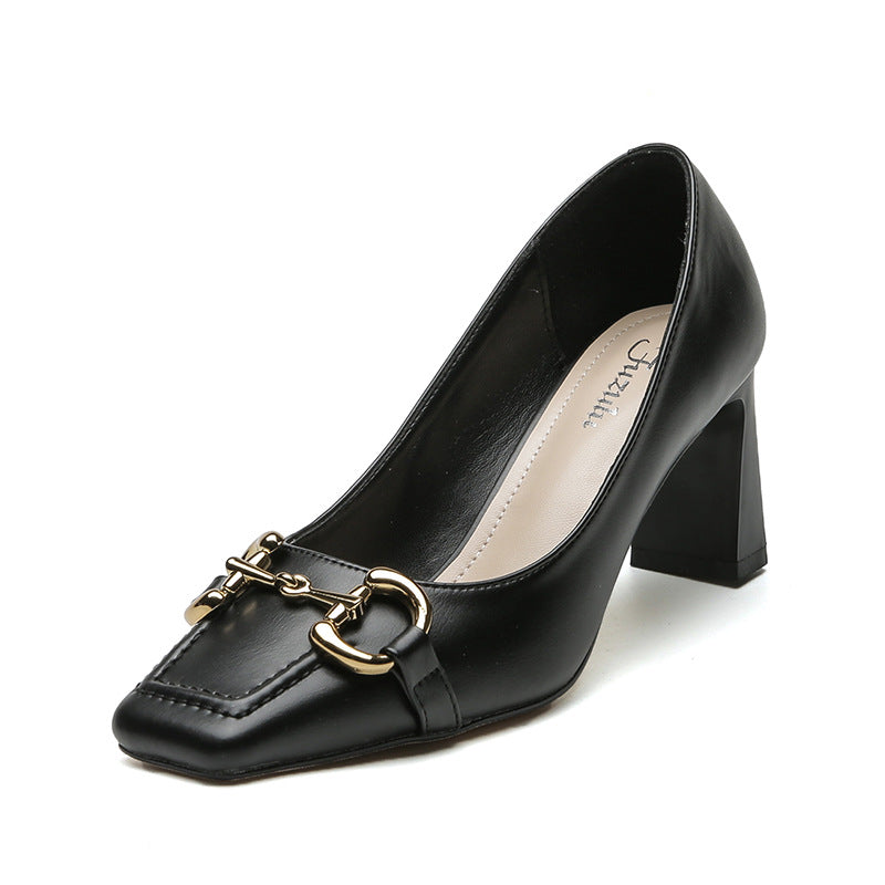 Talons hauts et épais à bout carré et boucle