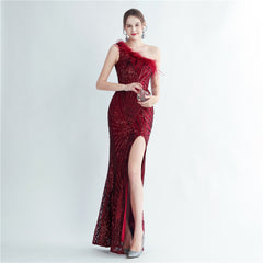 High-End-Abendkleid aus Straußenhaar mit hoher Dichte und floralem, schrägem Schulterkragen