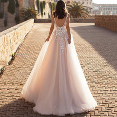 Robe de mariée brodée en dentelle sans manches et décolleté plongeant en V