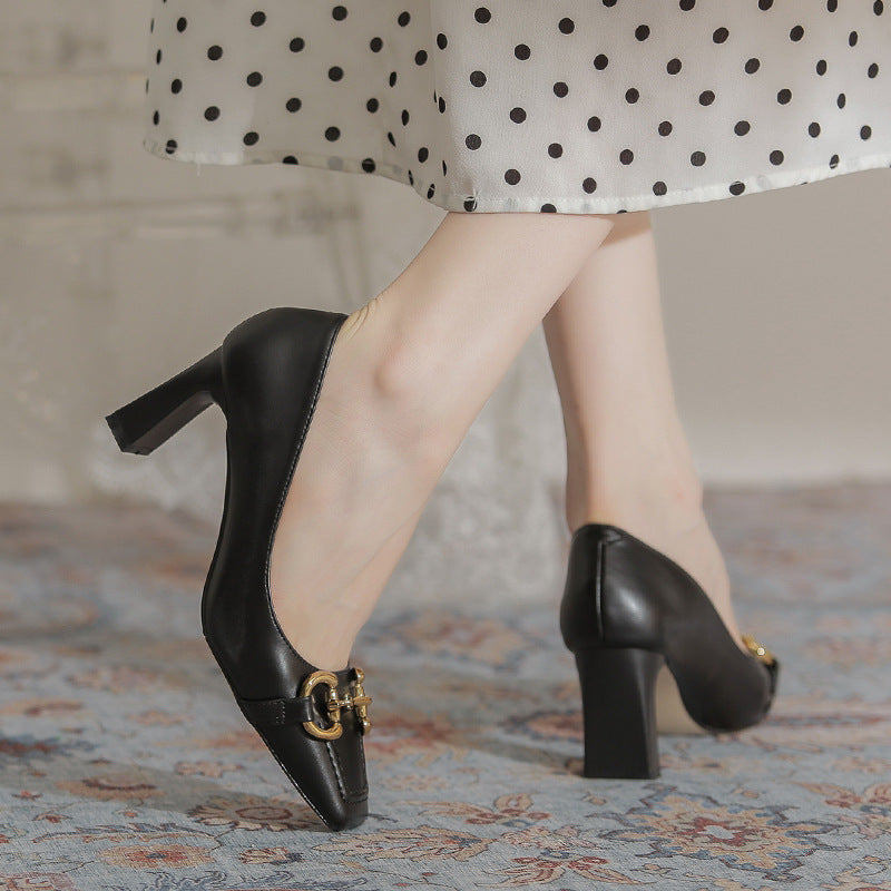 Talons hauts et épais à bout carré et boucle
